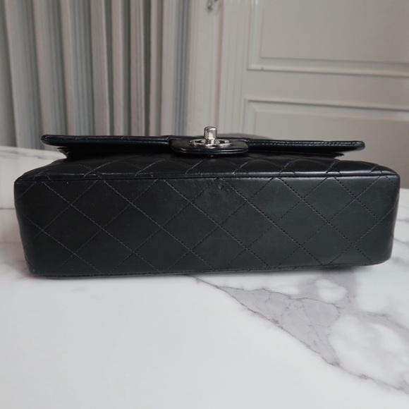 ❤️Chanel ❤️
Vintage Classic Double Flap Bag Quilted Lambskin Medium - Picture 11 of 17